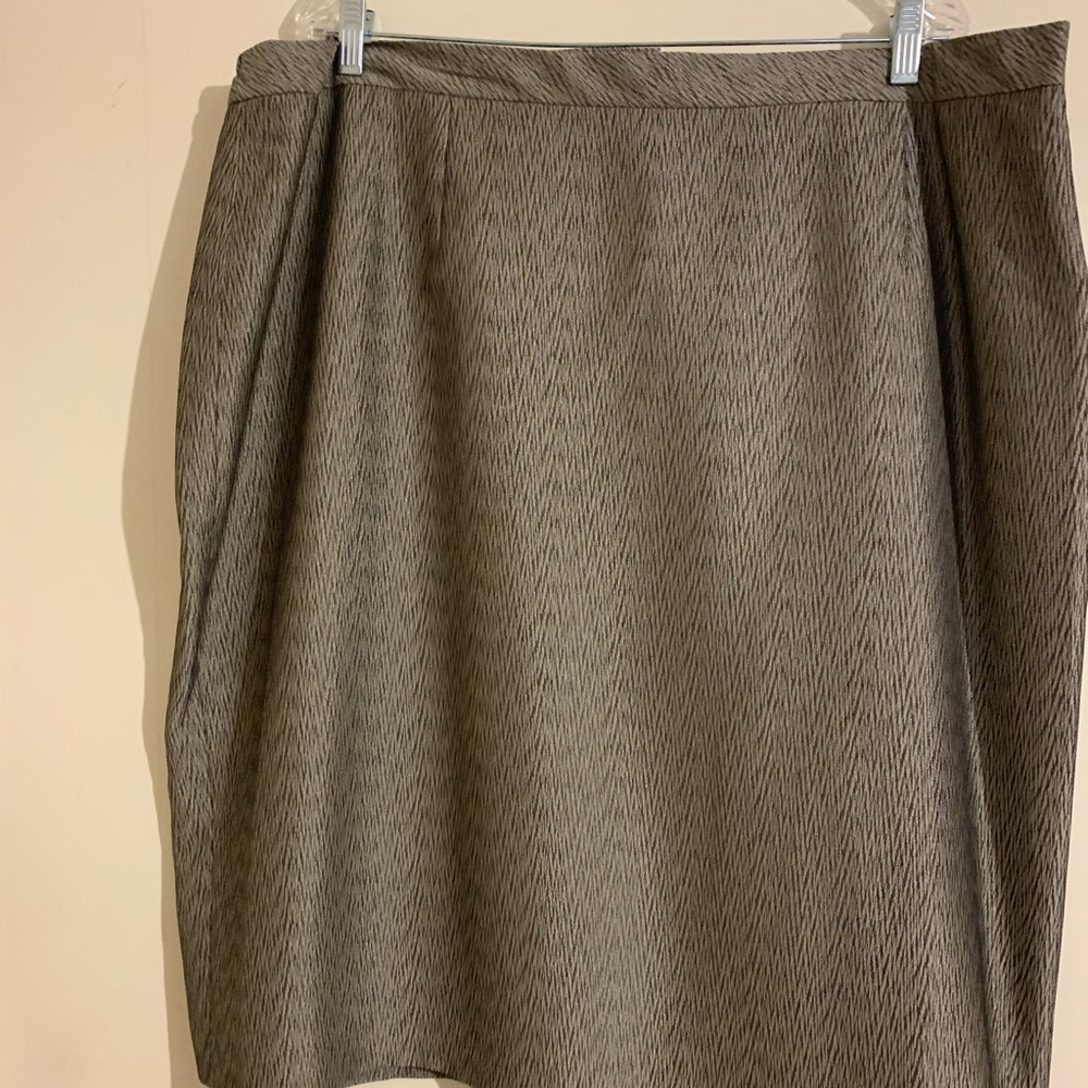 Beautiful Textured Skirt Suit by Le Suit - Picture 4 of 6